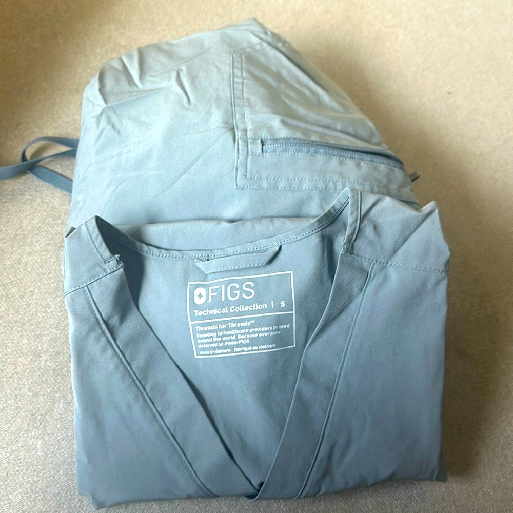 Figs technical collection. Small one pocket top. Petite small joggers.